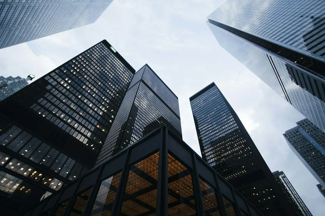 Immeubles de bureaux vitrés vus en contre-plongée.