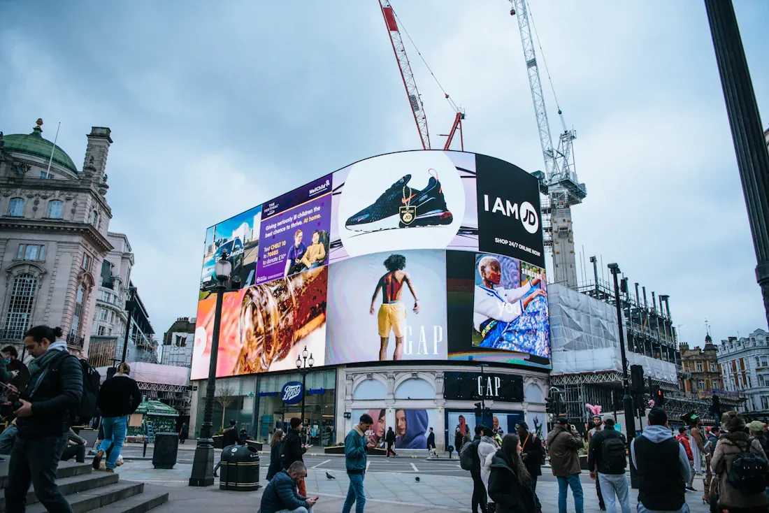 Grand écran publicitaire numérique sur une façade de Piccadilly Circus à Londres.