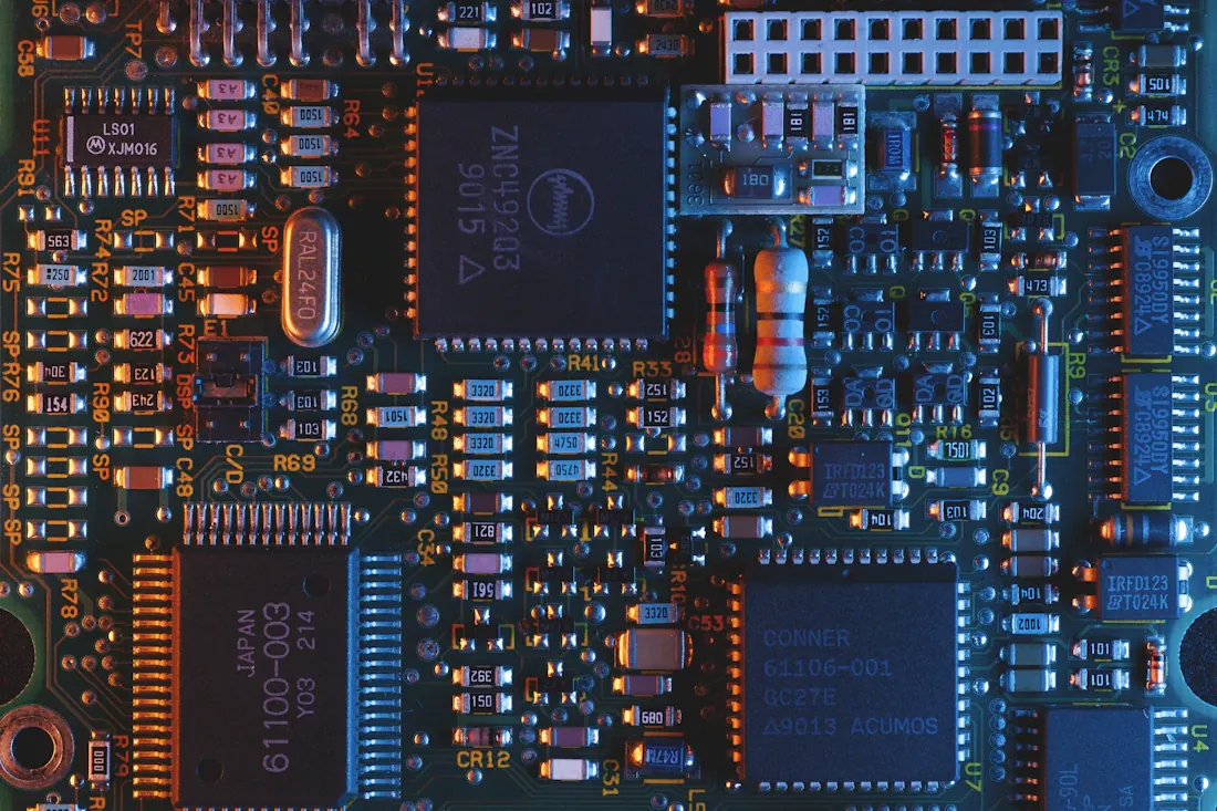 Gros plan sur les composants et les connexions d’une carte électronique.